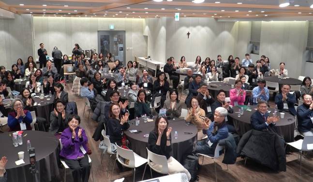 지난 4일 이화여자대학교 이화·신세계관 1층 60주년 기념홀에서 열린 한국마케팅학회 학회상 및 논문상 시상식 및 '마케팅 사례집' 출판기념회 기념사진. /사진=우리카드 배구단 제공