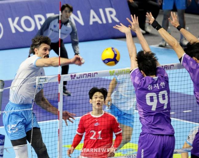 대한항공 러셀(왼쪽)의 공격을 김지한이 막아내고 있다. /사진=강영조 선임기자