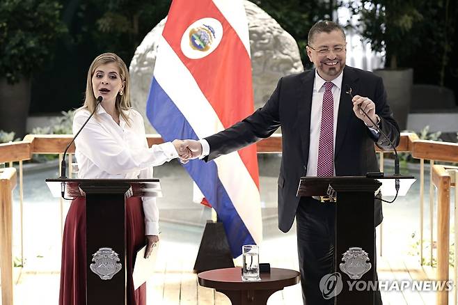 로드리고 차베스 코스타리카 대통령(오른쪽)과 라우라 페르난데스 대통령 당선인 [산호세 EPA=연합뉴스. 재판매 및 DB 금지]