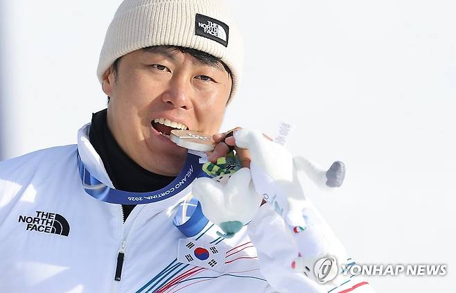 김상겸 '은메달 깨물어요' (리비뇨=연합뉴스) 류영석 기자 = 8일(현지시간) 이탈리아 리비뇨 스노파크에서 열린 2026 밀라노-코르티나담페초 동계올림픽 스노보드 남자 평행 대회전 결승 시상식에서 김상겸이 은메달을 깨물고 있다. 2026.2.8 ondol@yna.co.kr