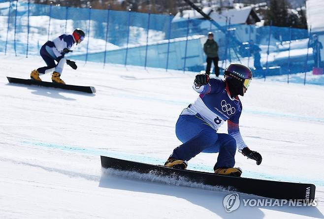 달려라, 김상겸 (리비뇨=연합뉴스) 신준희 기자 = 김상겸이 8일(현지시간) 이탈리아 리비뇨 스노파크에서 2026 밀라노-코르티나담페초 동계올림픽 스노보드 남자 평행 대회전 준결승 경기를 치르고 있다. 2026.2.8 hama@yna.co.kr