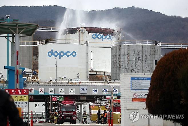 경산 송유관 옥외탱크서 화재 (경산=연합뉴스) 김현태 기자 = 10일 오전 경북 경산시 하양읍 대한송유관공사 영남지사 옥외탱크 저장소에서 화재가 발생해 소방당국이 진화작업을 하고 있다. 2026.2.10 mtkht@yna.co.kr