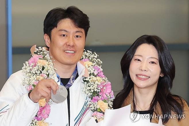 스노보드 김상겸, 은메달 걸고 귀국 (영종도=연합뉴스) 임화영 기자 = 2026 밀라노·코르티나담페초 동계 올림픽 스노보드 남자 평행대회전에서 은메달을 차지한 김상겸이 10일 인천국제공항을 통해 귀국해 아내와 기념촬영을 하고 있다. 2026.2.10 hwayoung7@yna.co.kr