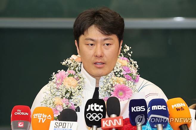 취재진 질문 답하는 김상겸 (영종도=연합뉴스) 임화영 기자 = 2026 밀라노·코르티나담페초 동계 올림픽 스노보드 남자 평행대회전에서 은메달을 차지한 김상겸이 10일 인천국제공항을 통해 귀국해 취재진의 질문에 답하고 있다. 2026.2.10 hwayoung7@yna.co.kr