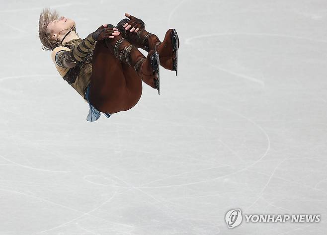 미국 일리야 말리닌 '백플립 가능합니다' (밀라노=연합뉴스) 이지은 기자 = 7일(현지시간) 이탈리아 밀라노 아이스스케이팅 아레나에서 열린 2026 밀라노-코르티나담페초 동계올림픽 피겨스케이팅 팀 이벤트 남자 싱글 쇼트 프로그램 출전한 미국 일리야 말리닌이 연기를 펼치고 있다. 2026.2.8 jieunlee@yna.co.kr