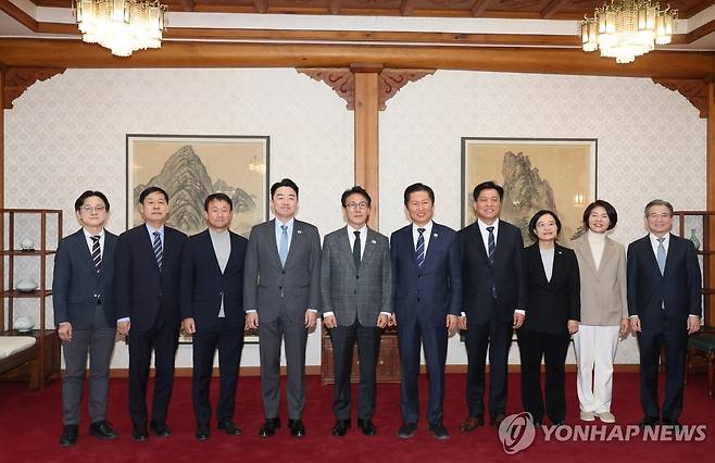 고위당정협의회 기념 촬영 (서울=연합뉴스) 임화영 기자 = 김민석 국무총리가 8일 서울 종로구 삼청동 총리공관에서 열린 고위당정협의회에서 강훈식 대통령 비서실장, 더불어민주당 정청래 대표 등 참석자들과 기념 촬영하고 있다. 2026.2.8 hwayoung7@yna.co.kr