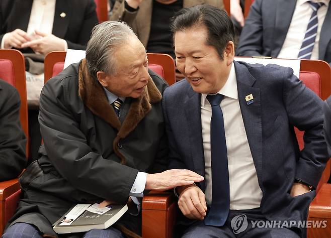 권노갑 상임고문과 대화하는 정청래 대표 (서울=연합뉴스) 신현우 기자 = 더불어민주당 정청래 대표가 10일 국회도서관에서 열린 같은 당 박찬대 의원 출판기념회에 참석해 민주당 권노갑 상임고문과 대화하고 있다. 2026.2.10 nowwego@yna.co.kr