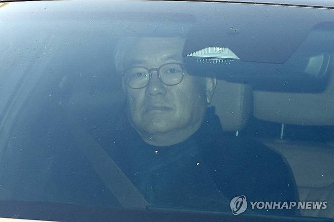 정진석, 경찰 출석 (서울=연합뉴스) 윤동진 기자 = 윤석열 전 대통령 파면 직후 대통령실 컴퓨터(PC) 초기화를 지시한 의혹을 받는 정진석 전 대통령비서실장이 피의자 신분으로 조사를 받기 위해 8일 서울 경찰청 3대 특검 특별수사본부로 출석하고 있다. 2026.2.8 mon@yna.co.kr