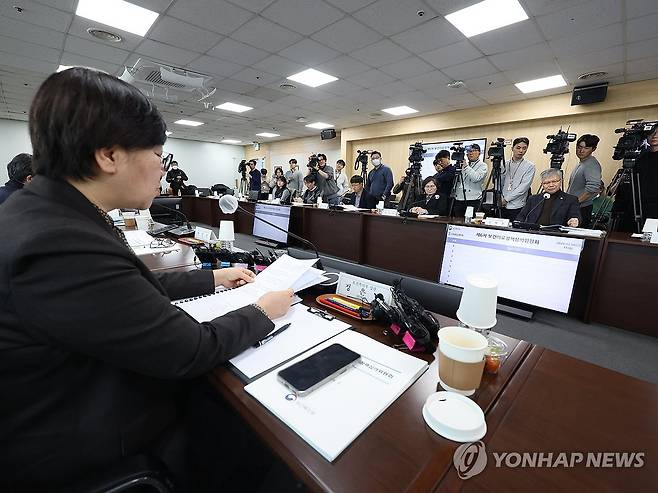 의대 증원은(?) (서울=연합뉴스) 서명곤 기자 = 6일 서울 서초구 건강보험심사평가원 전문가자문회의장에서 열린 제6차 보건의료정책심의위원회에서 정은경 보건복지부 장관이 발언을 하고 있다. 2026.2.6 seephoto@yna.co.kr