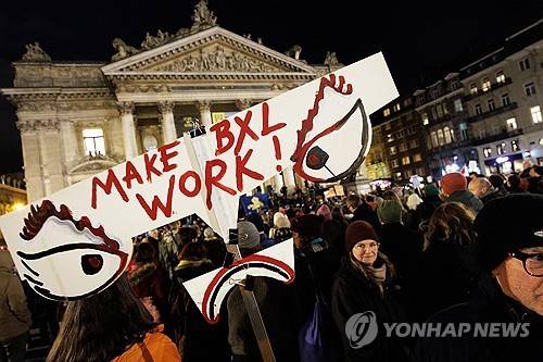 브뤼셀 시민들이 지난달 30일 600일 넘게 시 정부 구성에 실패한 정치인들을 비판하며 시위를 벌이고 있다. [EPA 연합뉴스 자료사진]