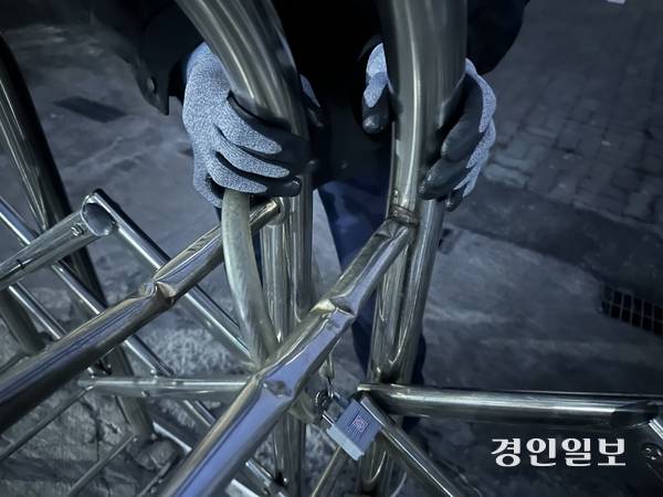 수원시의 한 학교에서 근무하는 16년 차 시설관리직원 김모(81) 씨는 “당직자가 없으면 교문을 넘어 교정에 들어오는 사람들을 관리하기 어려워질 것”이라고 우려했다. 2026.2.11 /목은수기자wood@kyeongin.com