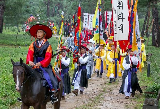 ▲ '2025 정조대왕 능행차 공동재현' 행사가 열린 28일 오전 수원시 장안구 노송지대에서 능행차 행렬이 화성행궁으로 향하고 있다. /전광현 기자 maggie@incheonilbo.com