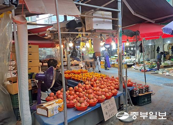 설 명절을 한 주 앞둔 지난 10일 부평종합시장에서 한 과일가게 상인이 앉아서 손님을 기다리고 있다. 사진=심형식 기자