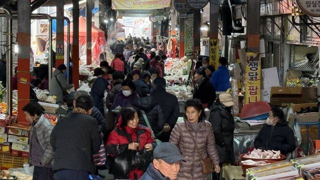 설 연휴를 사흘 앞둔 11일 5일장이 열린 임실시장이 제수용품 등 장을 보러 나온 군민들로 북적이고 있다. /원소정 인턴기자