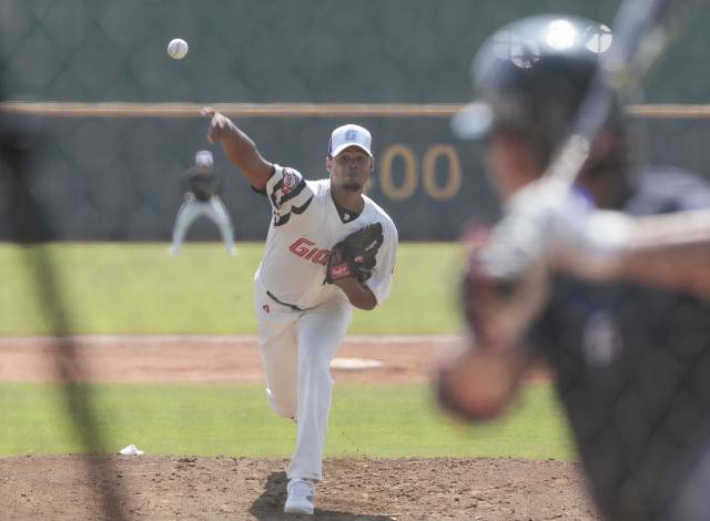 11일 롯데 자이언츠 전지훈련이 열리고 있는 대만 타이난 아시아태평양국제야구센터에서 로드리게스가 첫 라이브 피칭을 하고 있다. 타이난(대만)=정대현 기자 jhyun@