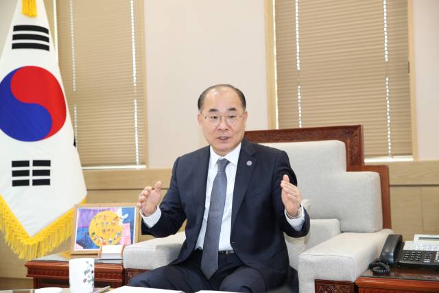 부산대학교 최재원 총장이 올해 개교 80주년을 맞아 인터뷰를 하고 있다. 그는 올해 전국 국·공립대학교 총장협의회 회장직도 맡고 있다. 최 총장은 정부의 ‘5극 3특’ 전략을 부산대를 비롯한 지역 대학의 경쟁력 향상을 위한 분기점으로 삼아야 한다고 강조했다. 부산대 제공