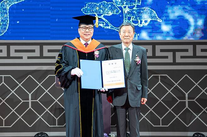 ▲ 대구한의대는 11일, 기린체육관에서 내외 귀빈 500여 명이 참석한 가운데 제10대 변창훈 총장의 취임식을 개최했다. 기우항이사장으로 부터 임명장을 받고 기념촬영하는 변창훈 총장. 김윤섭기자.