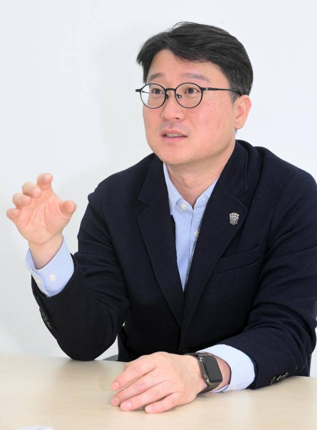 김창원 국립창원대학교 지능로봇융합공학과 교수가 창원 산업단지 특화 AI 인력 공급에 관해 설명하고 있다./성승건 기자/