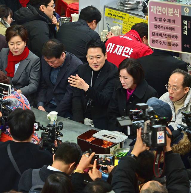 장동혁 국민의힘 대표가 설 명절을 앞둔 11일 '대구 민심의 바로미터'로 불리는 서문시장을 찾아 국수집을 방문하고 있다. 김진홍 기자