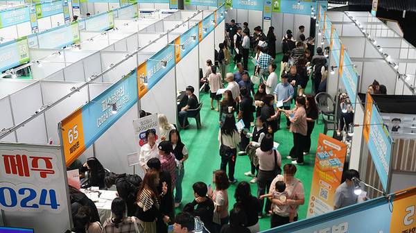 지난달 제주지역 취업자 수가 1년 전보다 9000명 늘었지만, 40대 취업자 수는 1월 기준으로 11년만에 최저치를 기록했다. 사진은 2024도민행복 일자리 박람회. ⓒ헤드라인제주