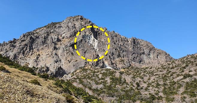 2021년 5월 한라산 백록담 남서쪽 암벽 일부가 무너져 내린 모습. 사진은 붕괴해 하얗게 보이는 백록담 남서쪽 인근 절벽.