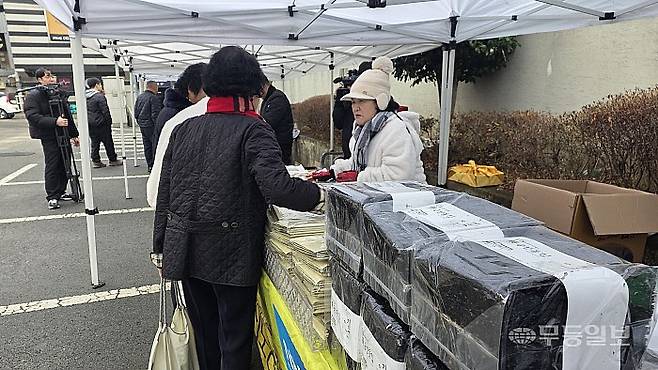 11일 오전 NH농협은행 광주본부가 개최한 ‘설맞이 농축산물 직거래장터’에 방문한 시민들이 김과 건어물을 구매하고 있다. 강승희기자 wlog@mdilbo.com