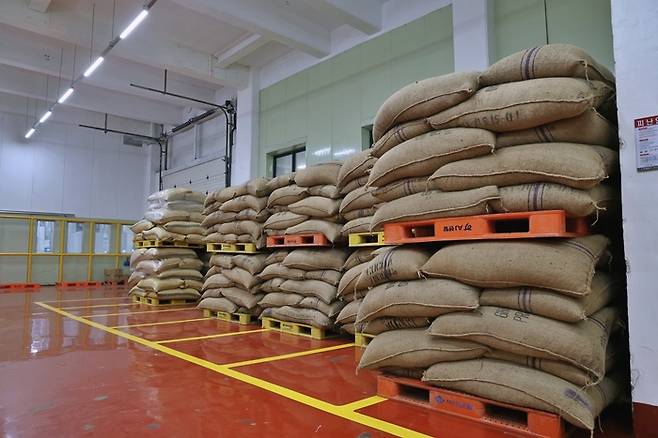 공정 입구에 카카오빈 포대자루가 쌓여있다./사진=롯데웰푸드