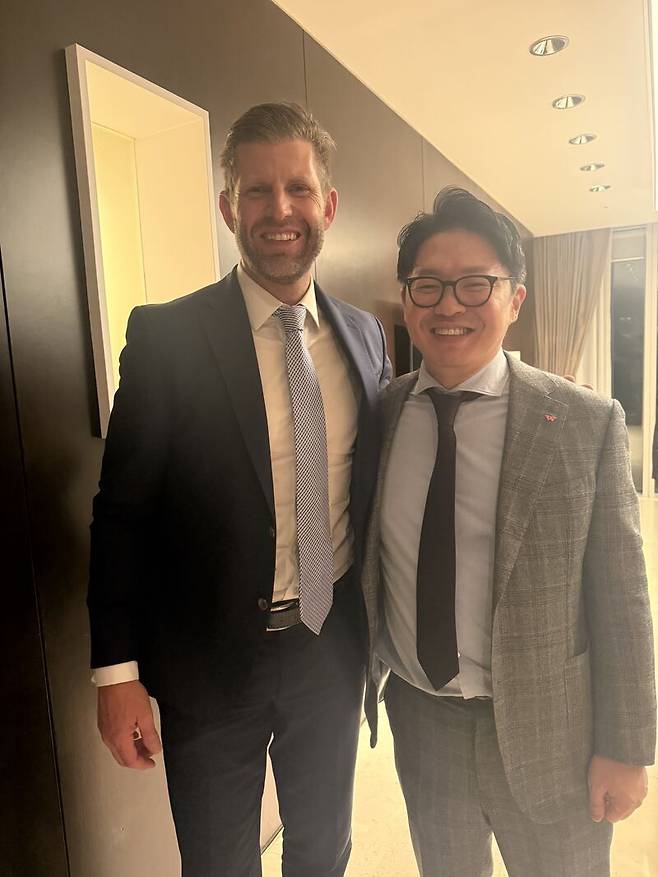 서울 워커힐 호텔에서 최성환 SK네트웍스 사업총괄 사장(오른쪽)이 에릭 트럼프 트럼프그룹 총괄부사장과 회동에 앞서 기념 촬영을 하고 있다. (사진=링크드인)