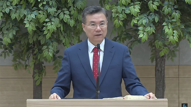 정동수 목사는 예장합동과 예장통합, 예장고신 등에서 이단 또는 이단성이 있다는 결의를 받았다. 킹제임스성경만을 유일하고 완전한 번역본으로 인정하고, 개역성경을 부정한다는 등의 이유다. 사랑침례교회 동영상 갈무리