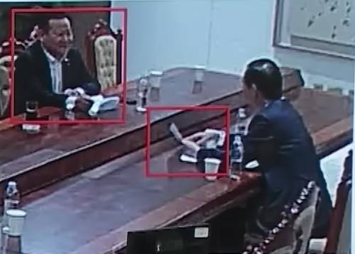 &nbsp;&nbsp;계엄 선포 국무회의 종료 후 이상민 전 행정안전부 장관이 웃으며 한덕수 전 국무총리와 후속지시 문건 내용을 검토하는 듯한 폐쇄회로(CC)TV 화면.ⓒ 법원 CCTV 화면 갈무리