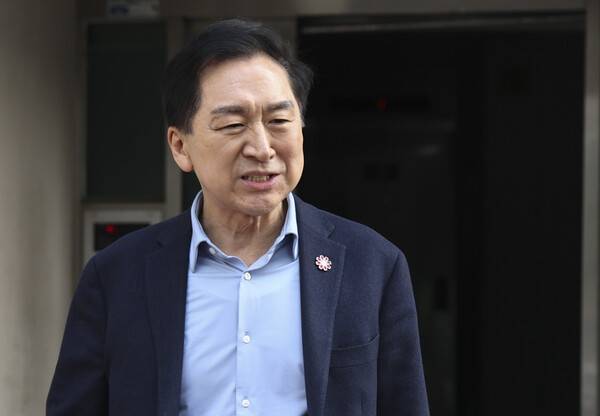 국민의힘 김기현 의원이 17일 자택에서 진행된 압수수색 종료 후 차로 향하고 있다. 이날 김건희 여사의 '로저비비에 가방 수수 의혹'을 수사하는 민중기 특별검사팀은 김 의원의 성동구 자택에 수사관 등을 보내 압수수색을 실시했다. 2025.12.17 연합뉴스 자료사진