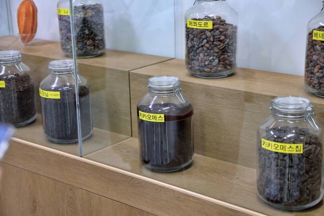 롯데웰푸드 양산공장에 전시된 카카오 빈 가공물./사진=롯데웰푸드 제공