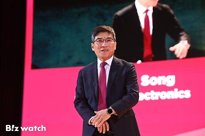 송재혁 삼성전자 디바이스솔루션(DS) 부문 최고기술책임자(CTO) 사장이 11일 서울 강남구 코엑스에서 열린 '세미콘 코리아 2026'에서 기조연설을 하고 있다./사진=이명근 기자 qwe123@