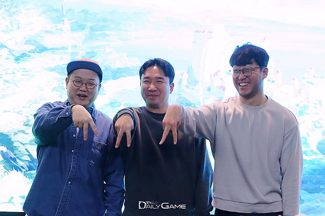 '어비스디아' 개발진 3인. 왼쪽부터 NHN 정중재 사업실장, 링게임즈 김원주 PD, 김태헌 개발사업실장.