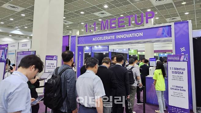 ‘넥스트라이즈 2025’에서 리드엑스를 활용해 매칭을 진행하는 현장 (사진=이즈피엠피)