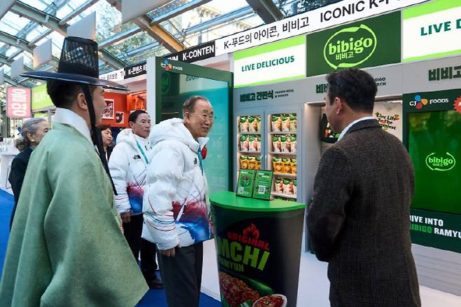 지난 5일 열린 밀라노 코리아하우스 개관식에서 반기문 전 UN 사무총장과 유승민 대한체육회장이 홍보관을 둘러보고 있다.