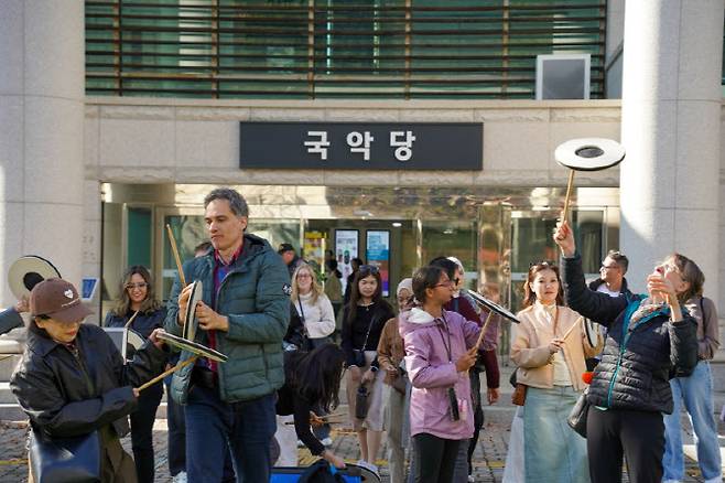 외국인 대상 feel korea 체험 프로그램 진행 장면.(사진=경기아트센터)