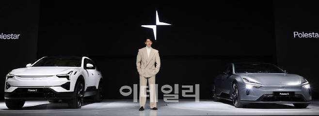 [이데일리 이영훈 기자] 배우 김우빈이 11일 오전 서울 용산구 한남동 그랜드 하얏트 서울에서 열린 스웨덴 프리미엄 전기차 2026 폴스타 미디어 데이 (Polestar Media Day)에 폴스타 3와 폴스타 5 사이에서 기념촬영을 하고 있다.