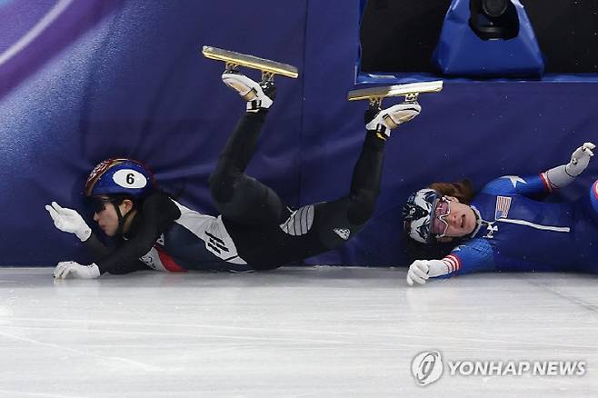 10일(현지시간) 이탈리아 밀라노 아이스스케이팅 아레나에서 열린 2026 밀라노ㆍ코르티나담페초 동계올림픽 쇼트트랙 혼성계주 준결승에서 김길리가 미국팀과 충돌해 넘어지며 펜스에 부딪히고 있다. 사진=연합뉴스