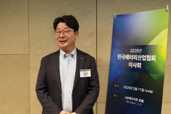 엄기천 포스코퓨처엠 대표이사 사장이 11일 서울 서초구 JW메리어트호텔 서울에서 열린 2026년 한국배터리산업협회 이사회 이후 기자들과 만나 질문에 답하고 있다.(사진=포스코퓨처엠)