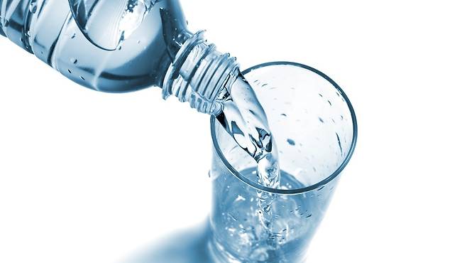 수돗물보다 생수에 미세플라스틱이 더 많이 포함됐다는 연구결과가 나왔다｜출처: 클립아트코리아