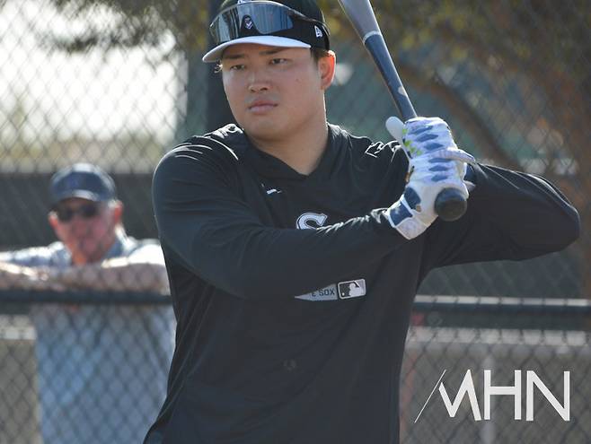 (시카고 화이트삭스와 계약한 일본프로야구 출신 '거포' 무라카미 무네타카가 11일(한국시간) 미국 애리조나주 스프링캠프에서 타격훈련을 하고 있다)