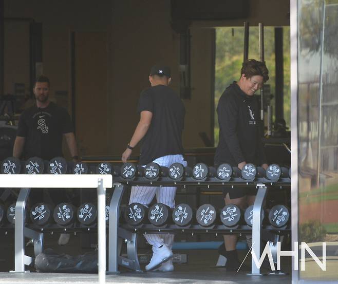 (무라카미(오늘쪽)가 11일 스프링캠프 내에 마련된 웨이트 시설에서 팀 동료들과 함께 체력 운동을 하고 있다)