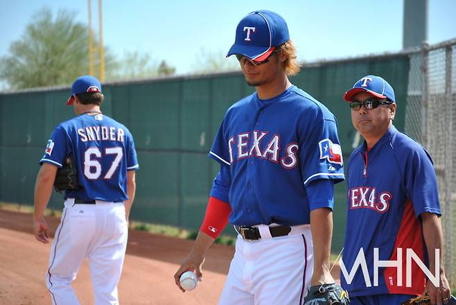 (2012년 텍사스 입단 후 첫 스프링캠프에 참가했던 다르빗슈 유(가운데)가 통역과 함께 운동을 위해 필드로 이동하고 있다)