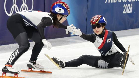 넘어진 와중에도 최민정에게 손을 내밀고 있는 김길리