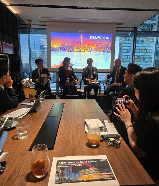 지난 10일 일본 도쿄JP타워에서 재정경제부가 한국 국채 시장에 대해 발표하고 있다.