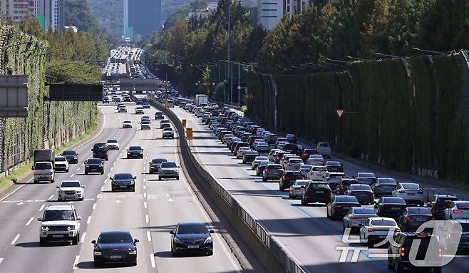 서울 서초구 잠원IC 인근 경부고속도로에서 하행선(오른쪽) 차량들이 서행하고 있다.ⓒ 뉴스1 구윤성 기자