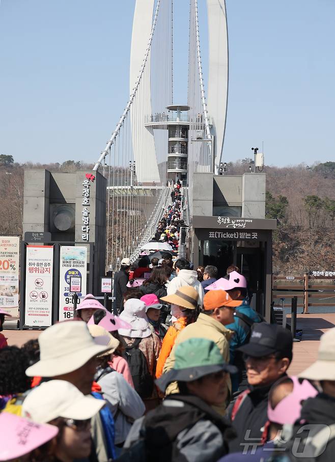 6일 전북자치도 임실군 붕어섬에서 '옥정호 벚꽃축제'가 열리고 있는 가운데 출렁다리가 인파로 북적이고 있다.(임실군제공. 재판매 및 DB금지)2025.4.6 ⓒ 뉴스1 김동규 기자