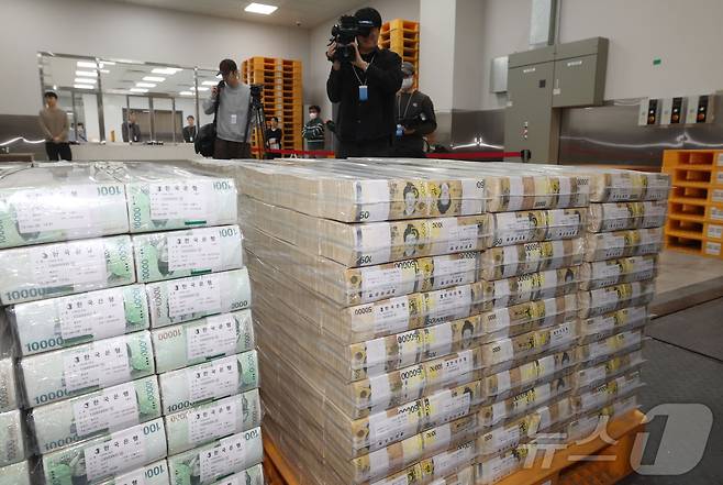 설날을 앞둔 11일 서울 중구 한국은행 본점에서 현금 운송 관계자들이 시중은행에 공급될 설 자금 방출 작업을 하고 있다. 2026.2.11 ⓒ 뉴스1 사진공동취재단