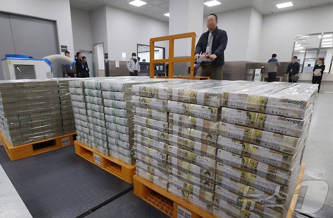설날을 앞둔 11일 서울 중구 한국은행 본점에서 현금 운송 관계자들이 시중은행에 공급될 설 자금 방출 작업을 하고 있다. 2026.2.11 ⓒ 뉴스1 사진공동취재단